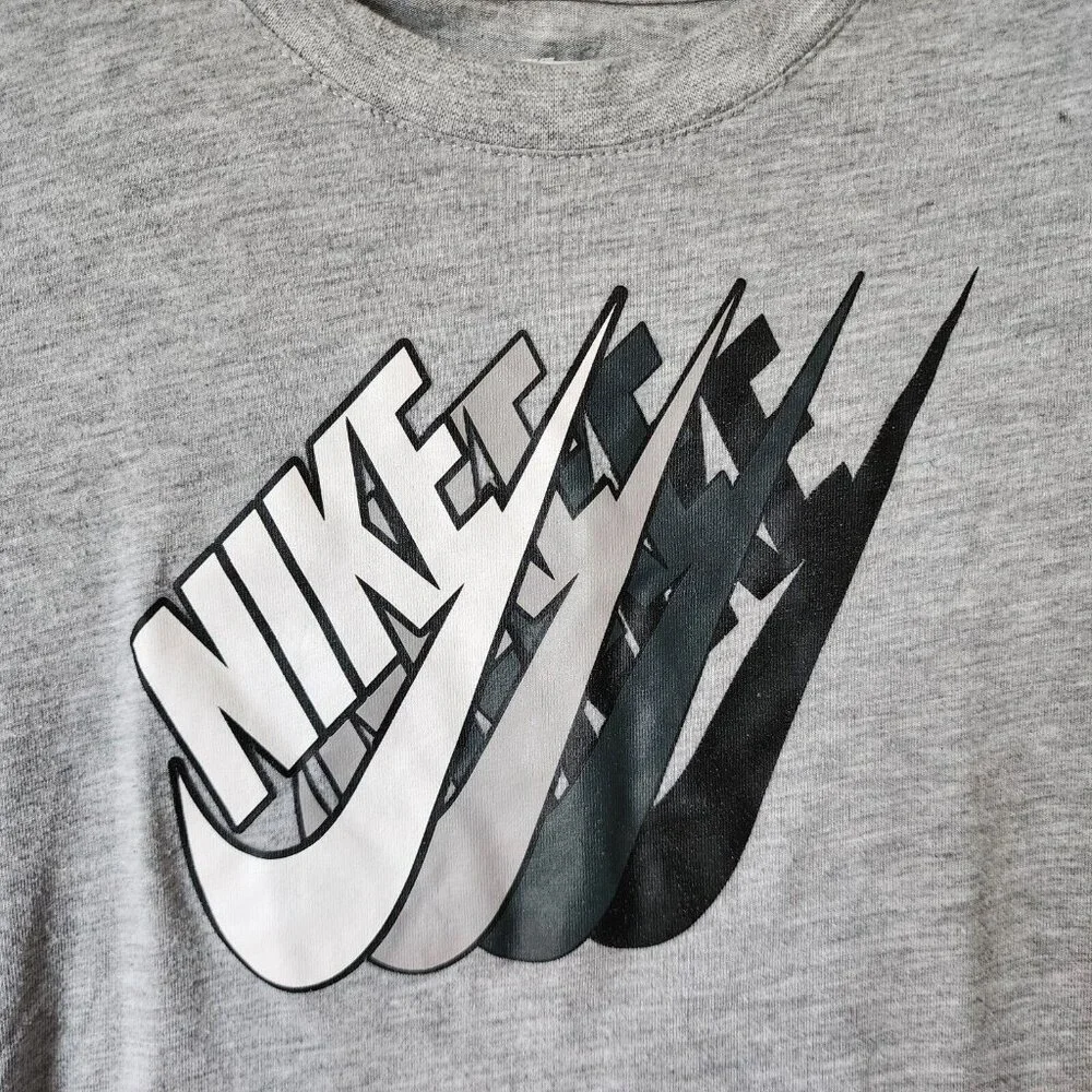 The Nike Tee Athletic Cut Gray Swoosh Logo‎ Boys T Shirt Youth Size Medium